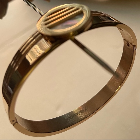 WOMEN'S STAINLESS STEEL GOLDEN BRACELET - Picture 8 of 9